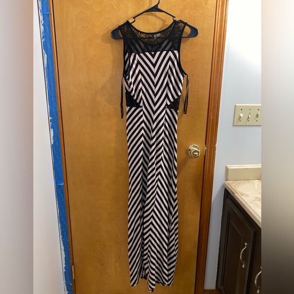 Monteau Maxi Dress - Picture 5 of 8